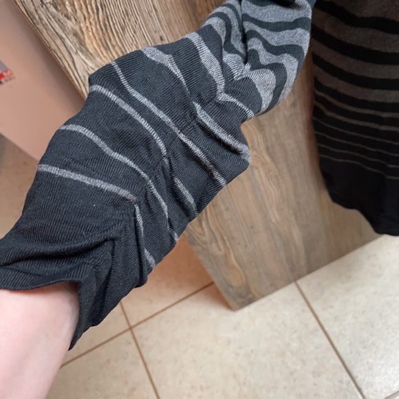 V-Neck Sweater Tunic with Zipper Ruched Detail - Picture 2 of 5